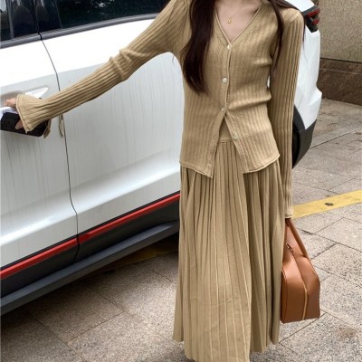 Knitted bell sleeve top + pleated skirt suit