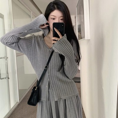 Knitted bell sleeve top + pleated skirt suit