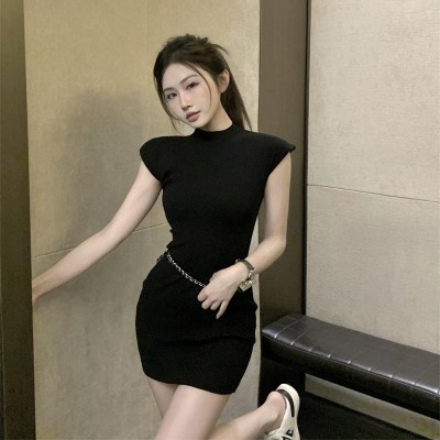 小飞袖针织修身包臀连衣裙