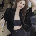 翻领镶钻短版西装外套