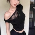 假两件蕾丝斜肩褶皱上衣