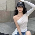 不规则斜肩修身上衣