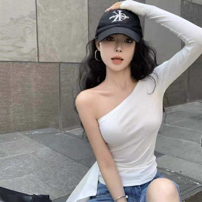 不规则斜肩修身上衣