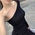 不规则斜肩修身上衣