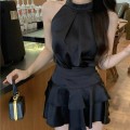 黑色缎面挂脖上衣+高腰A字短裙套装