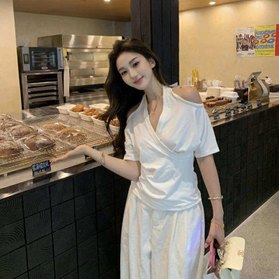 挂脖露肩V领上衣