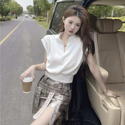 V领正肩短版上衣