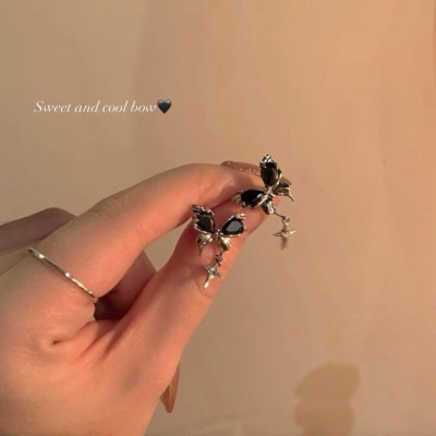 黑色蝴蝶十字耳环