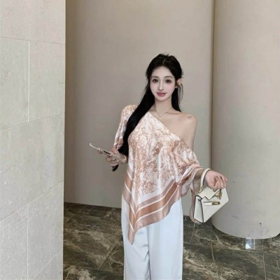 斜肩不规则缎面上衣