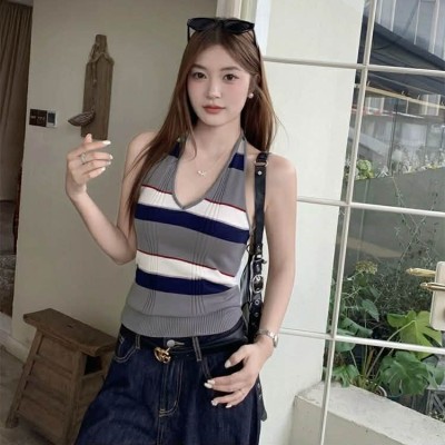 挂脖露背条纹针织上衣