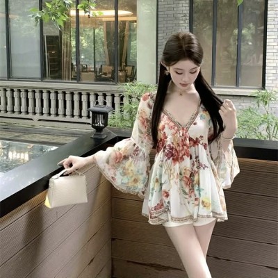 V领碎花喇叭袖上衣