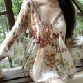 V领碎花喇叭袖上衣