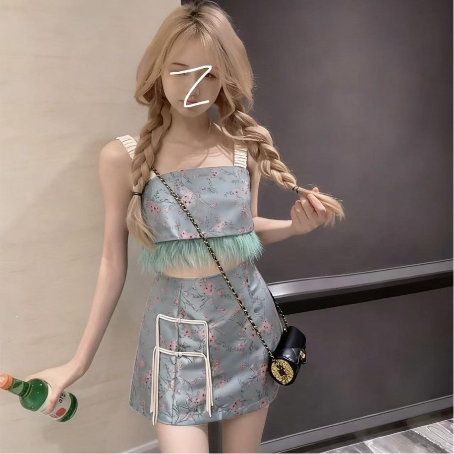 Furry fringed cropped top + high-waisted A-line skirt suit Furry fringed cropped top + high-waisted A-line skirt suit