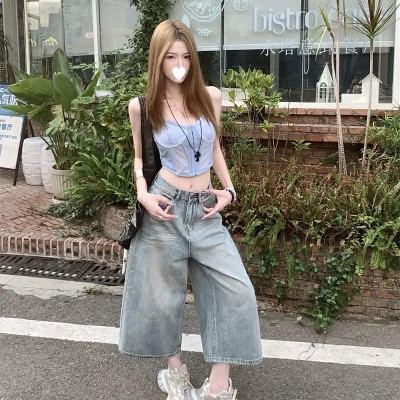 浅蓝色高腰牛仔七分裤