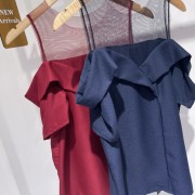 网纱拼接V领露肩上衣