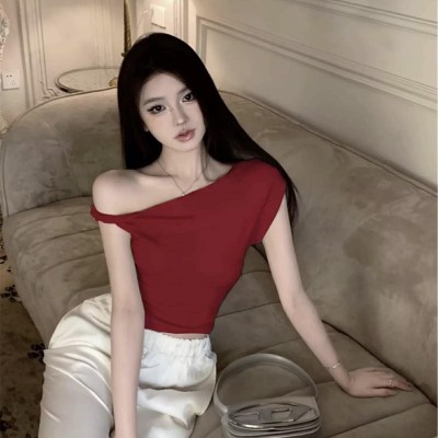 斜肩扭结收腰上衣