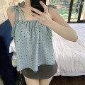 薄荷绿挂脖波点上衣