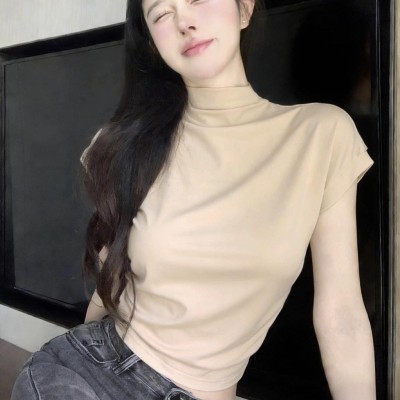半高领微宽松上衣