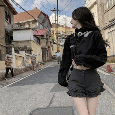 灰色高腰木耳边毛呢短裤