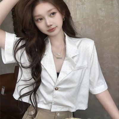 翻领镶钻短版西装外套