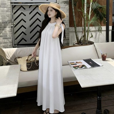 温柔挂脖设计连身裙