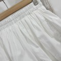 白色松紧腰花苞短裤