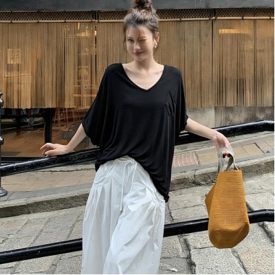 黑色松弛感V领上衣