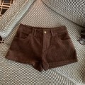 深褐色薄款灯芯绒低腰短裤