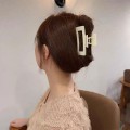 极简方形奶白鲨鱼夹
