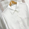 白色简约通勤上衣
