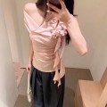 温柔粉一字肩荷叶飘带上衣