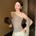 灰咖色飘带一字肩上衣