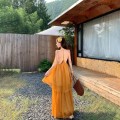 姜黄色挂脖上衣+宽松大擺半身裙套装